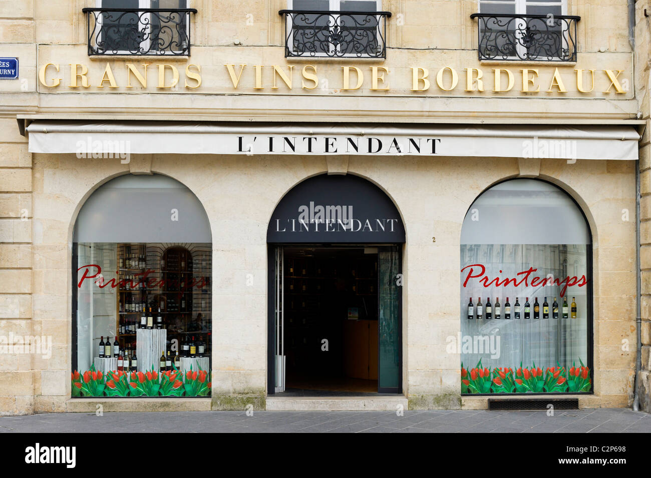 Un marchand de vin sur les allées de Tourny, Quartier St Pierre, Bordeaux, Aquitaine, France Banque D'Images