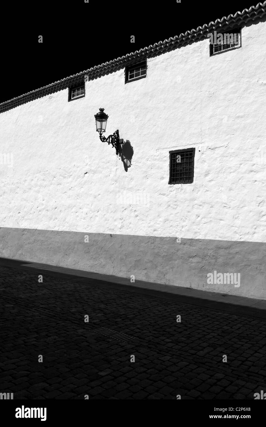 Murs et lampe rue du Couvent de Santa Catalina de Siena à San Cristobal de La Laguna un site du patrimoine mondial à Ténérife Banque D'Images