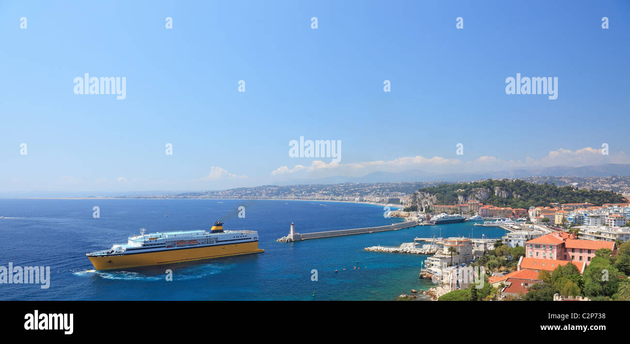 Vue d'été de la ville de Nice et le port avec crusie navire. Banque D'Images
