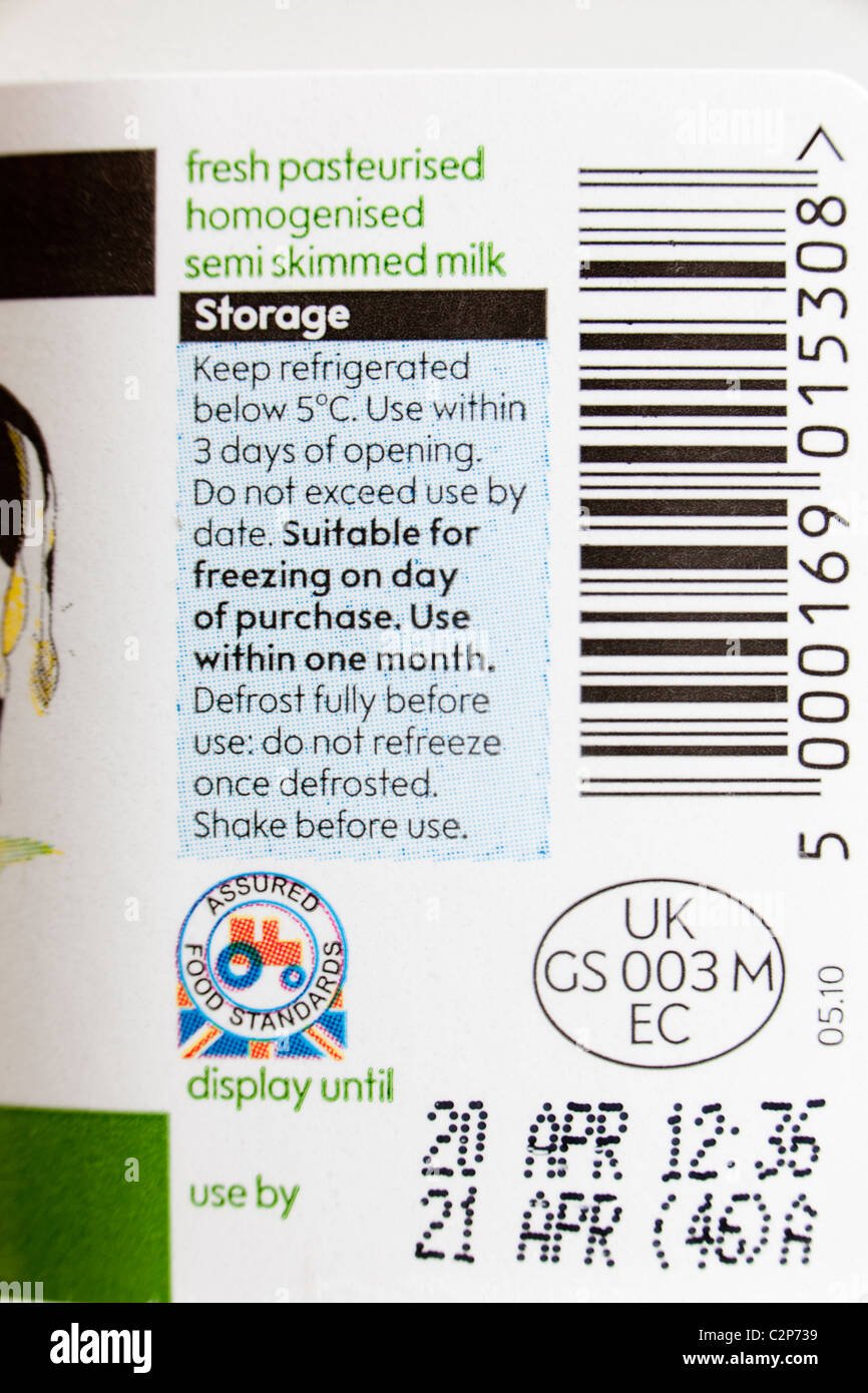 Sur l'étiquetage d'un récipient en plastique pour 1 litre de lait demi-écrémé Waitrose, UK. Banque D'Images