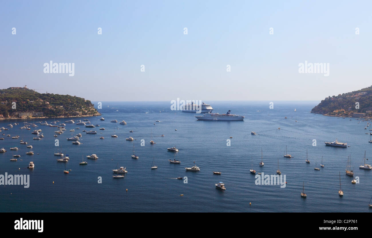 Vue panoramique sur la baie près de ville de Nice. De nombreux voiliers, bateaux de croisière. Banque D'Images