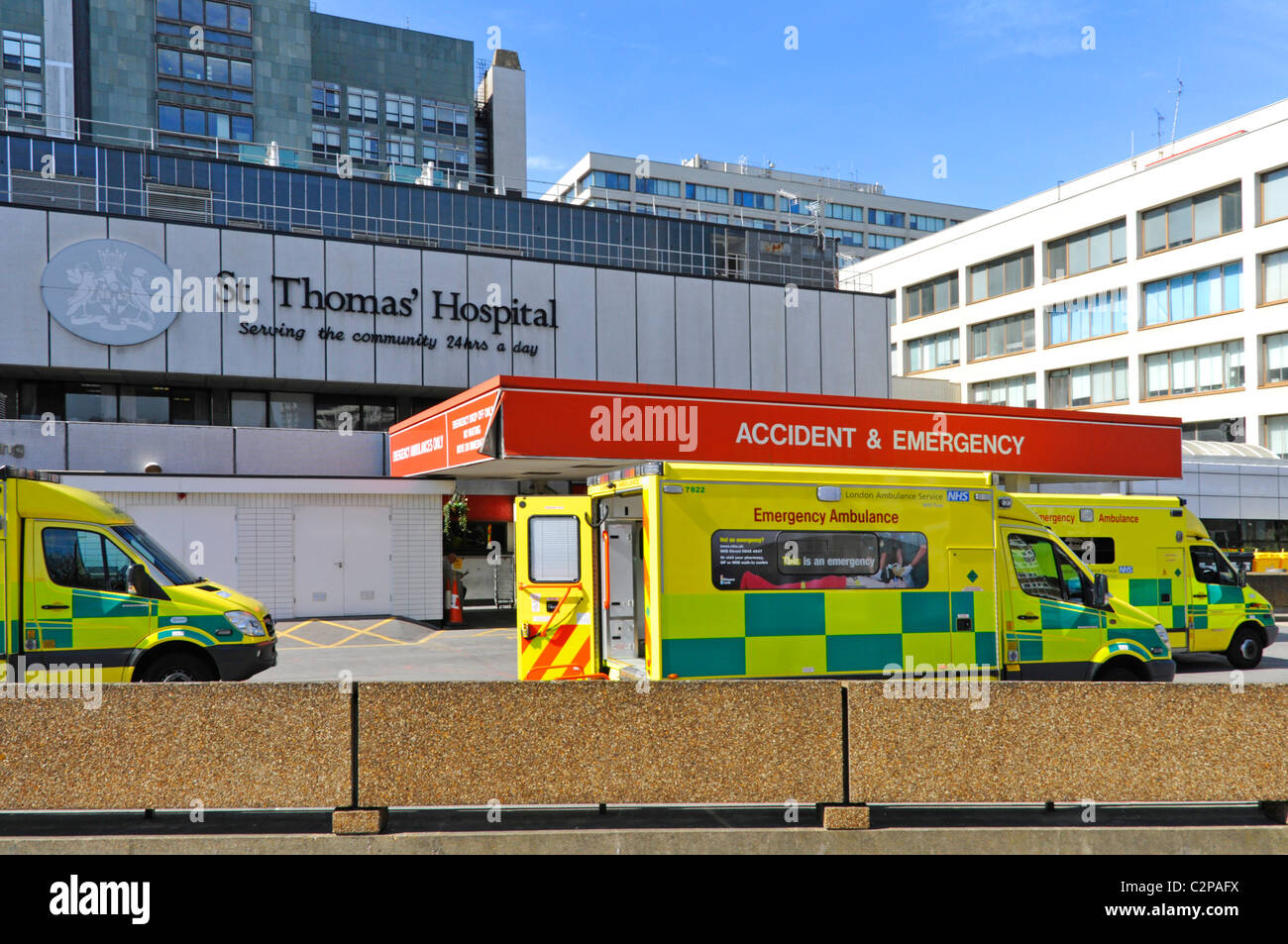 Les ambulances d'urgence ou d'Accident au St Thomas Hospital London Banque D'Images