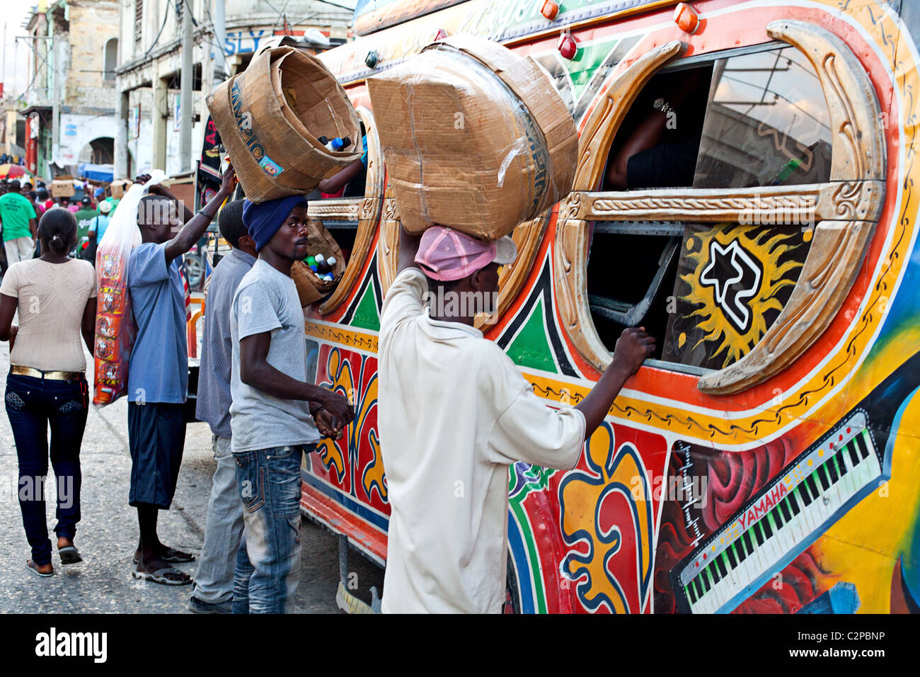 Port-au-Prince a peint les bus Tap Tap, Haïti Banque D'Images