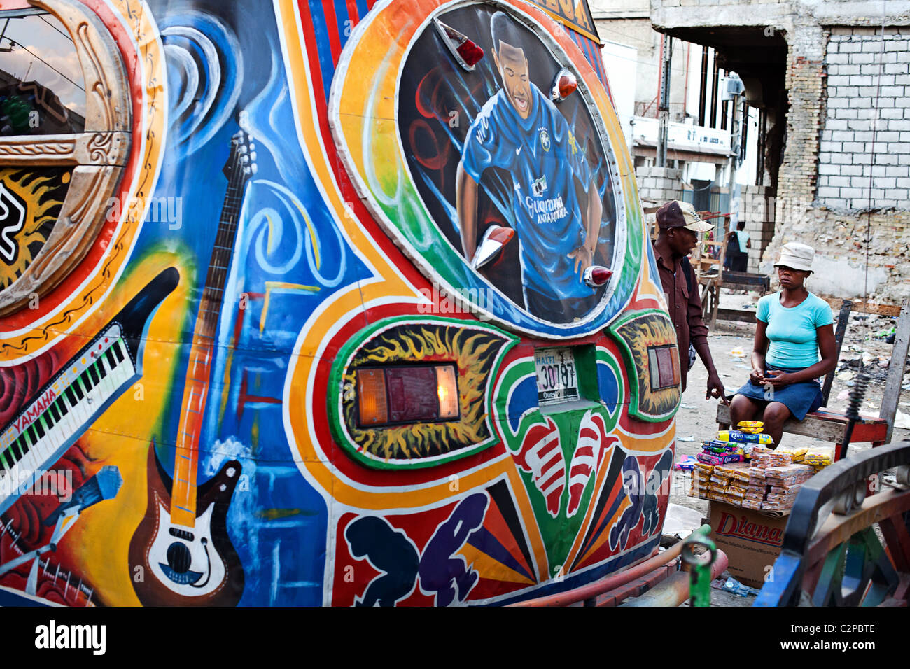 Port-au-Prince a peint les bus Tap Tap, Haïti Banque D'Images