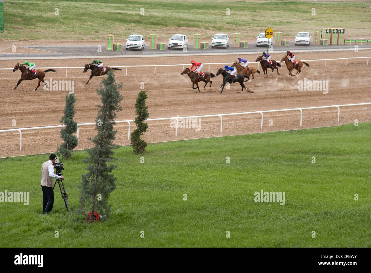Les courses de chevaux à l'occasion de la journée de cheval turkmène à l'Hippodrome de l'État à Achgabat. Banque D'Images