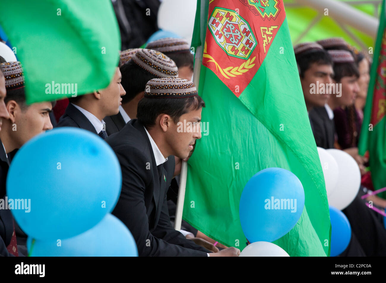 Participants de visionner les courses de chevaux à l'Hippodrome de l'État à Achgabat Banque D'Images