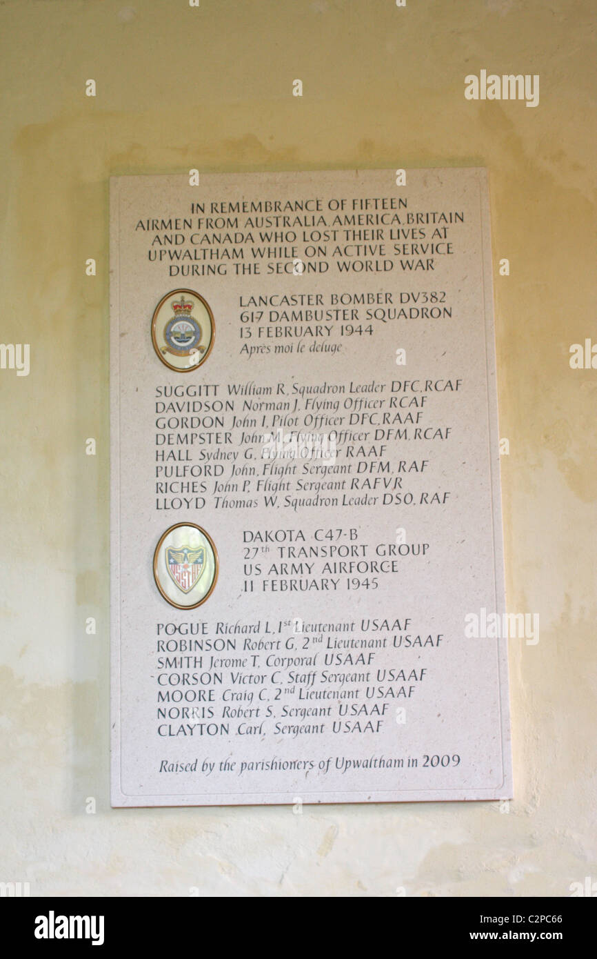 Mémorial pour les équipages d'un Lancaster de la RAF et l'USAAF qui les deux un Dakota s'est écrasé près de l'Église Upwaltham West Sussex UK Banque D'Images
