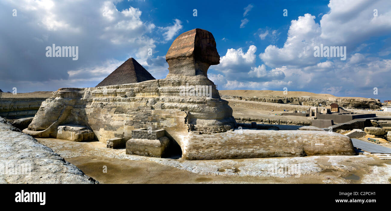 Près du Caire, les pyramides de Gizeh AVEC LE SPHINX EN PREMIER PLAN Banque D'Images