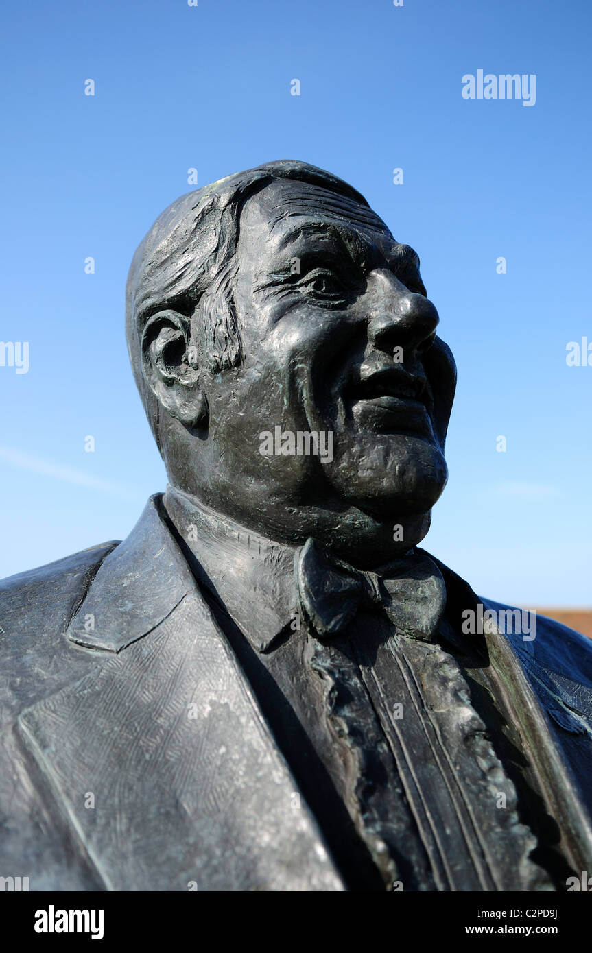 Les Dawson le comédien Anglais Statue à Lytham St Anne Lancashire en Angleterre. Banque D'Images