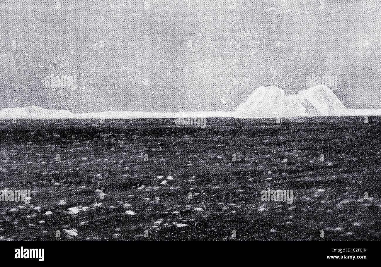 L'iceberg avec lesquels RMS Titanic de la White Star Line a heurté et l'a amenée à l'évier. Banque D'Images