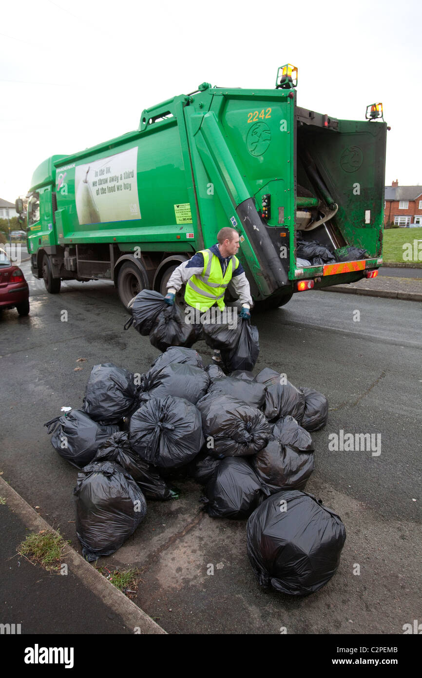 Des sacs de déchets ménagers étant repris par un collecteur de déchets à Birmingham, Royaume-Uni Banque D'Images