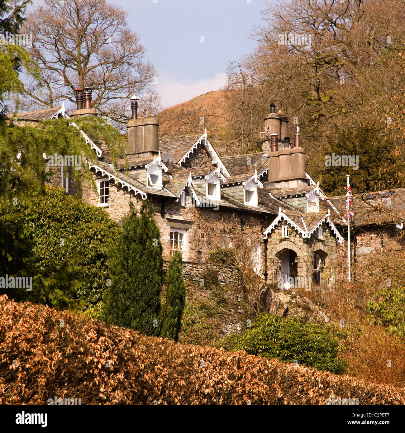 Avant-toits en bois sculpté blanc orné sur les pignons de maison en pierre près de Grasmere, Cumbria Banque D'Images