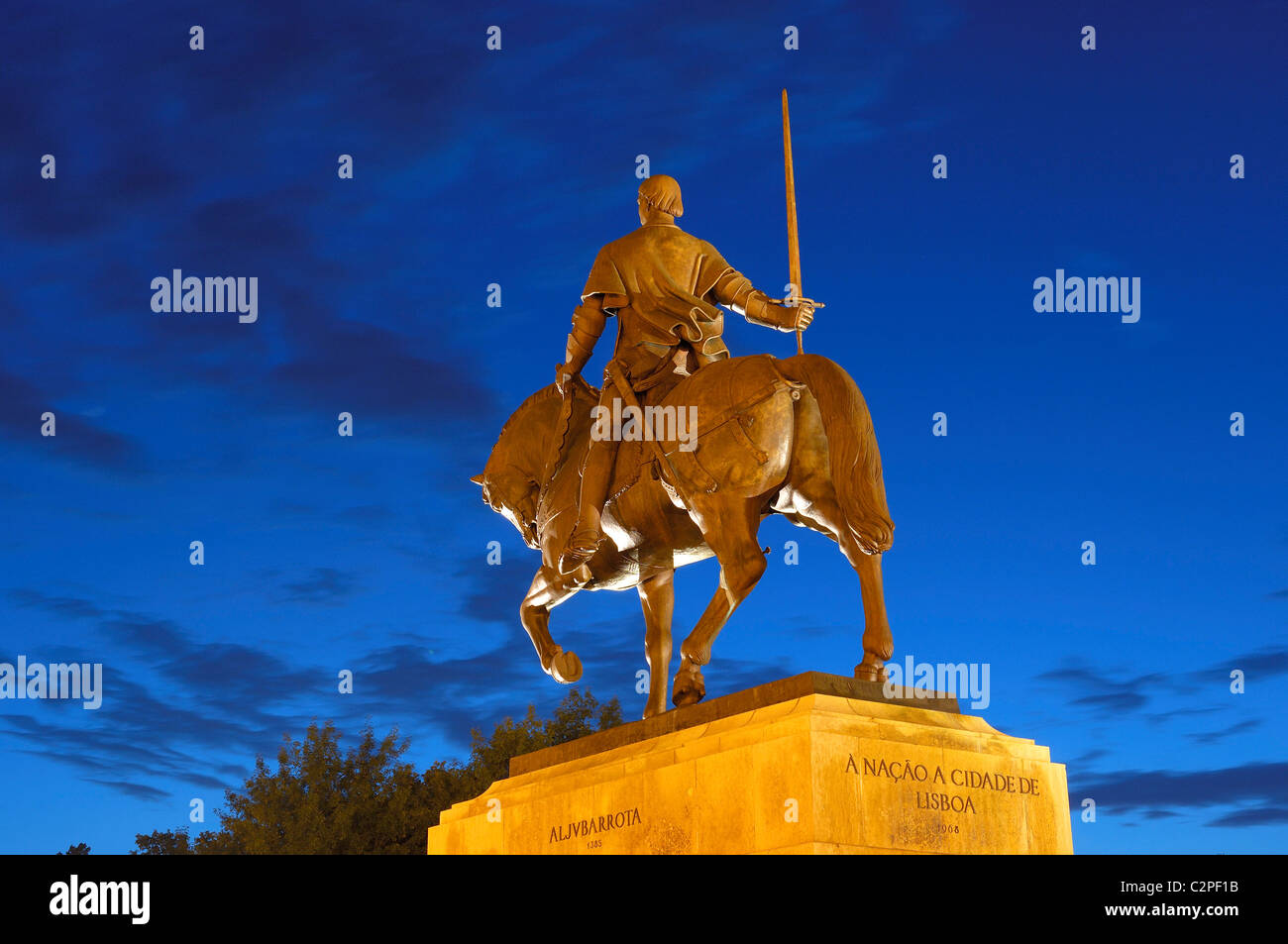 Statue équestre du roi Nuno Alvares Pereira, au crépuscule, Monastère de Santa Maria da Vitoria, Monastère de Batalha, UNESCO World Sa Banque D'Images