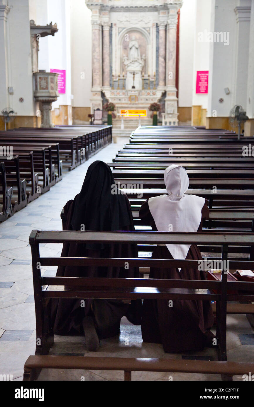 Des religieuses à l'intérieur de cathédrale de San Pedro Claver, Carthagène, Colombie Banque D'Images