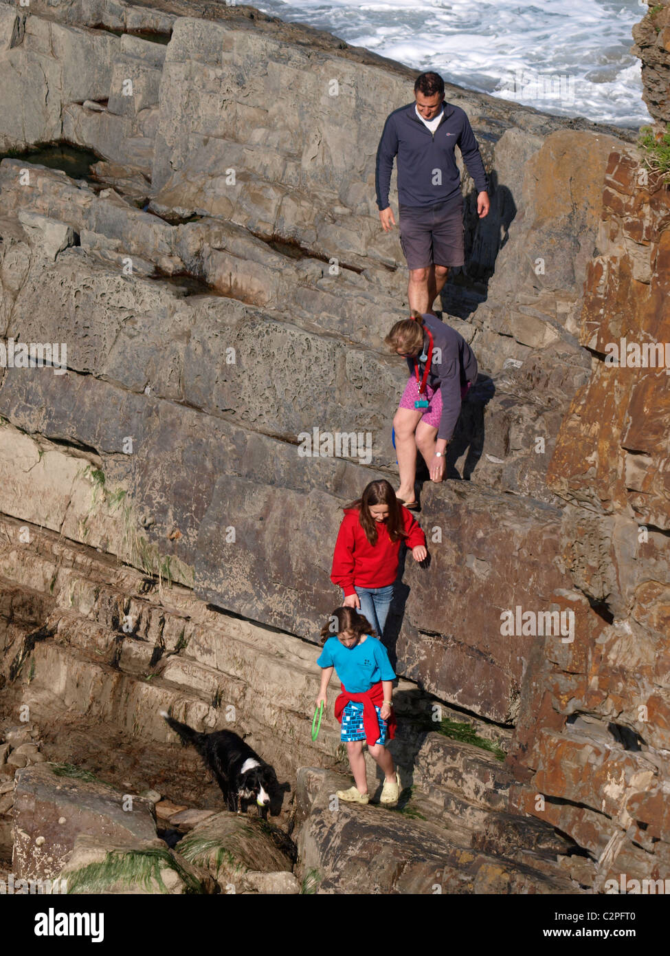 La descente de la famille des pierres sur la côte, Cornwall, UK Banque D'Images