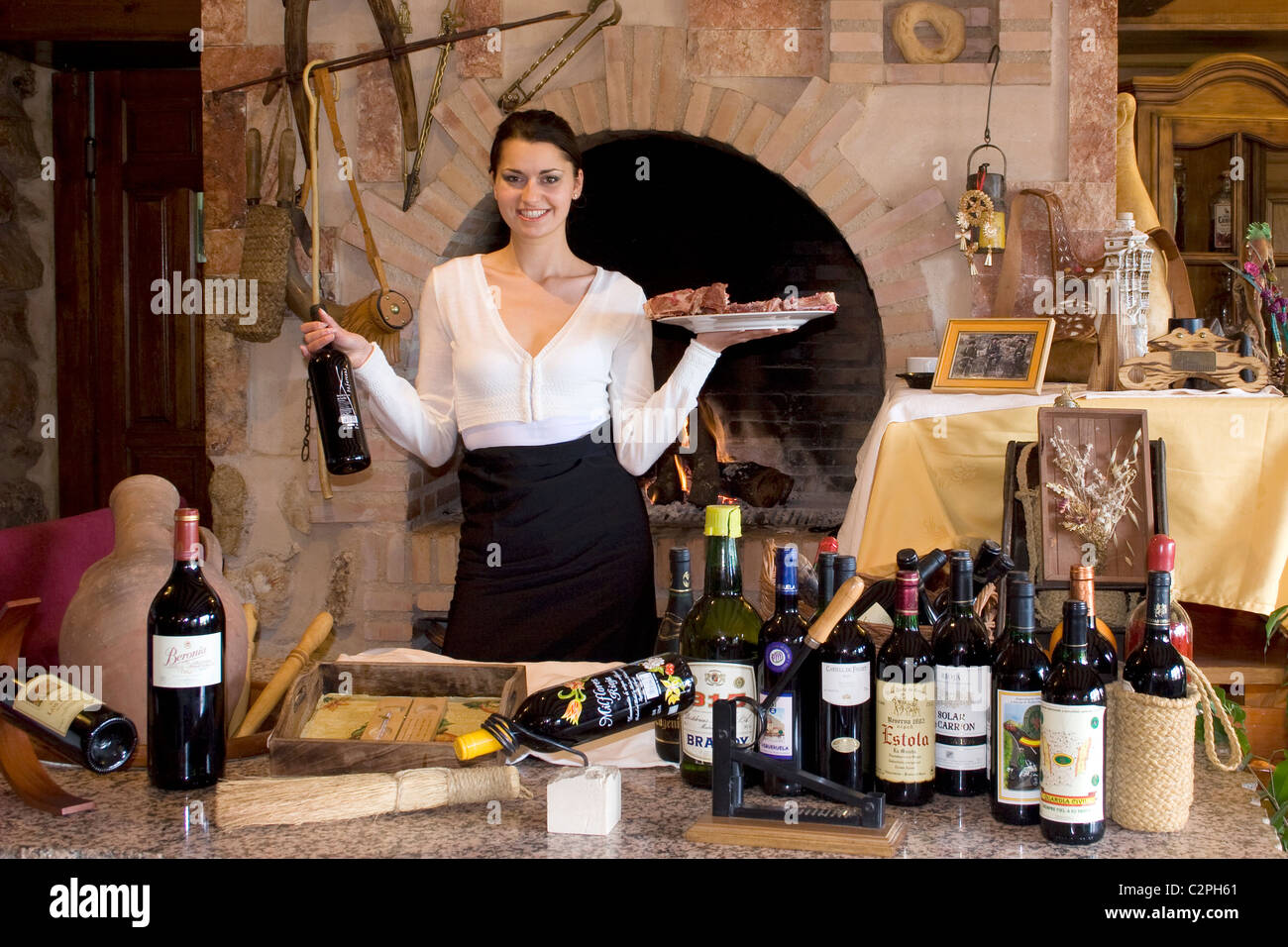 Waitress standing with wine & food, Pedros restaurant, Riopar, Albacete, Castille la Manche, Espagne Banque D'Images