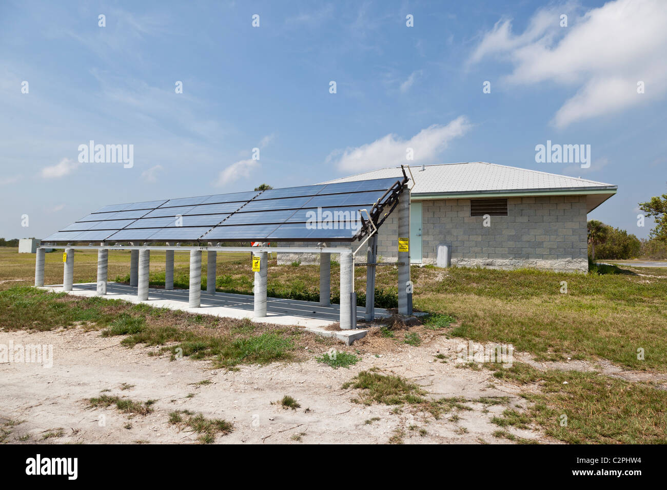 Gamme de panneaux solaires assurant l'alimentation pour les toilettes publiques dans le parc national des Everglades. Flamingo, en Floride. Banque D'Images