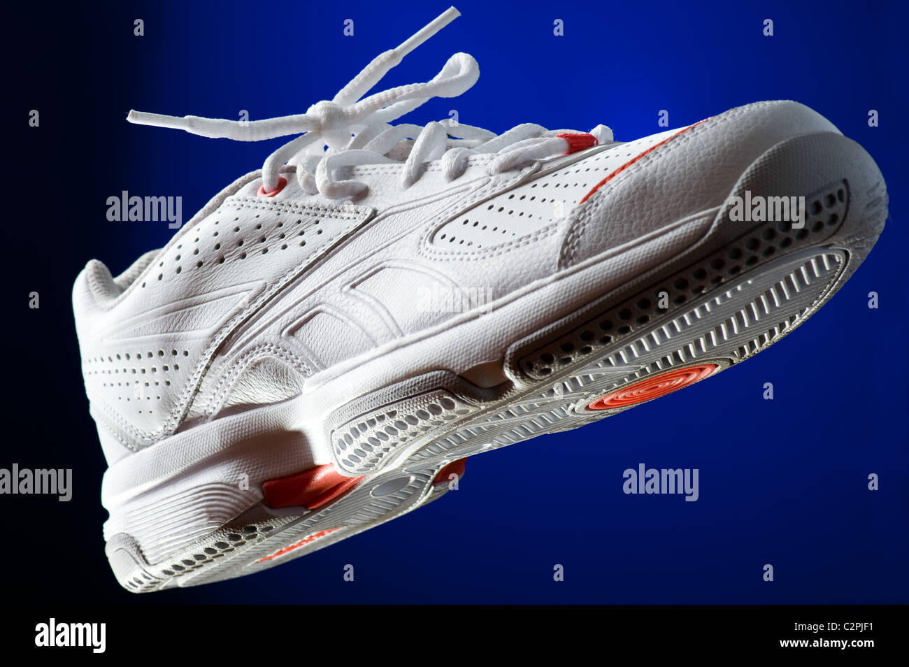 Objet sur bleu - blanc sneakers close up Banque D'Images