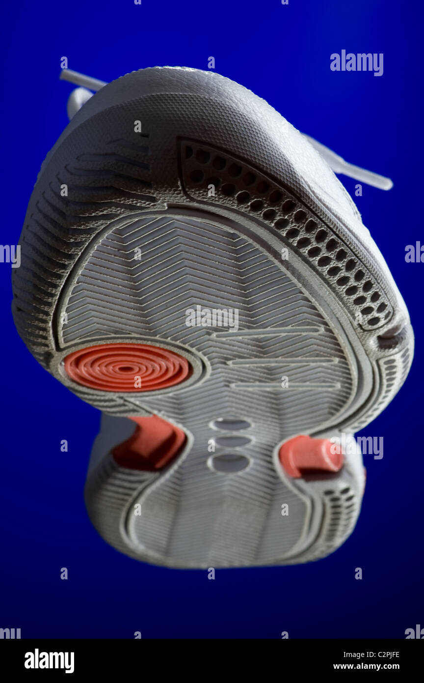 Objet sur bleu - blanc sneakers close up Banque D'Images