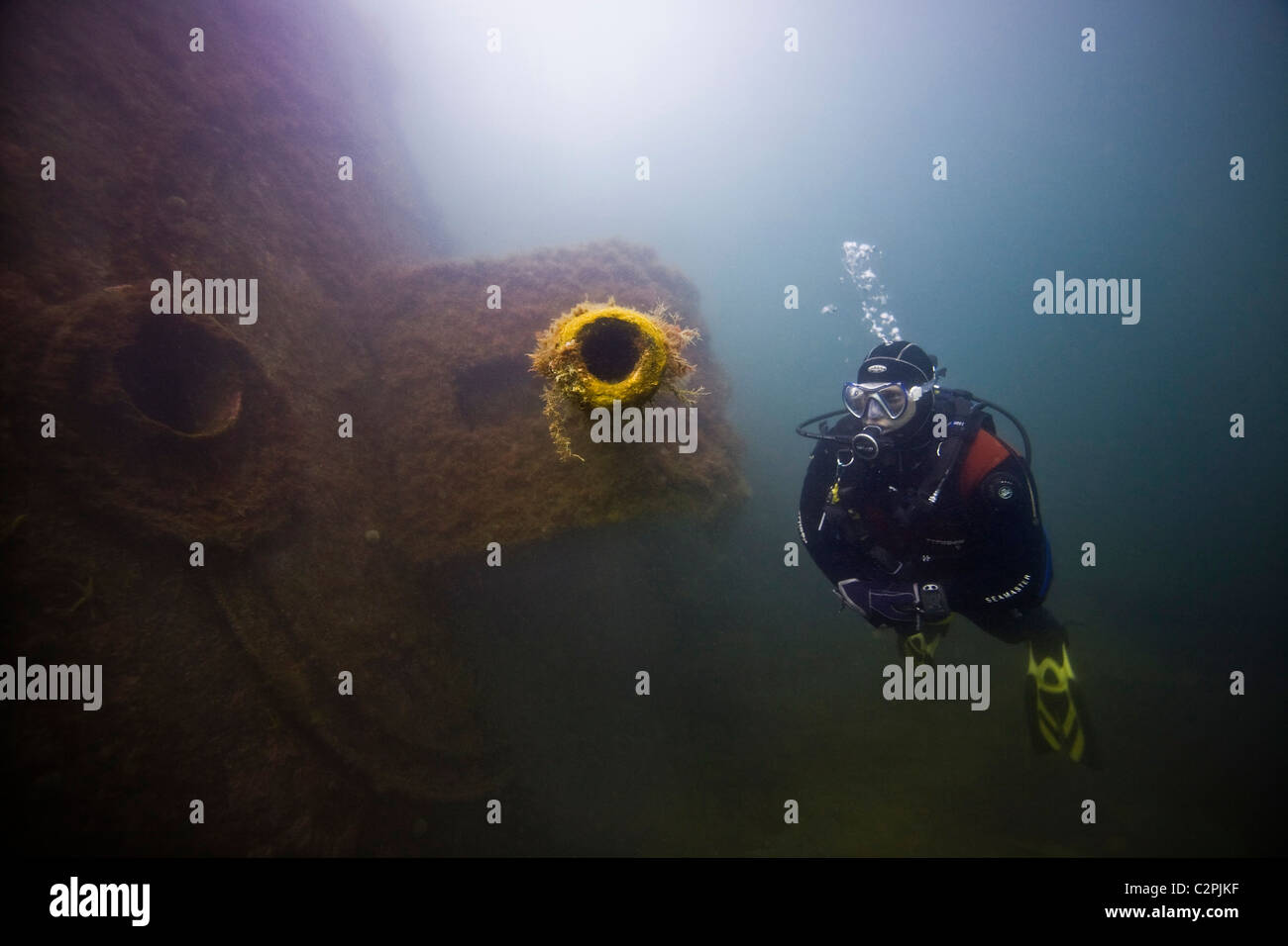 Un plongeur inspecte l'avant 4,1 pouces gun du destroyer allemand, F2 à Scapa Flow, Orkney Banque D'Images