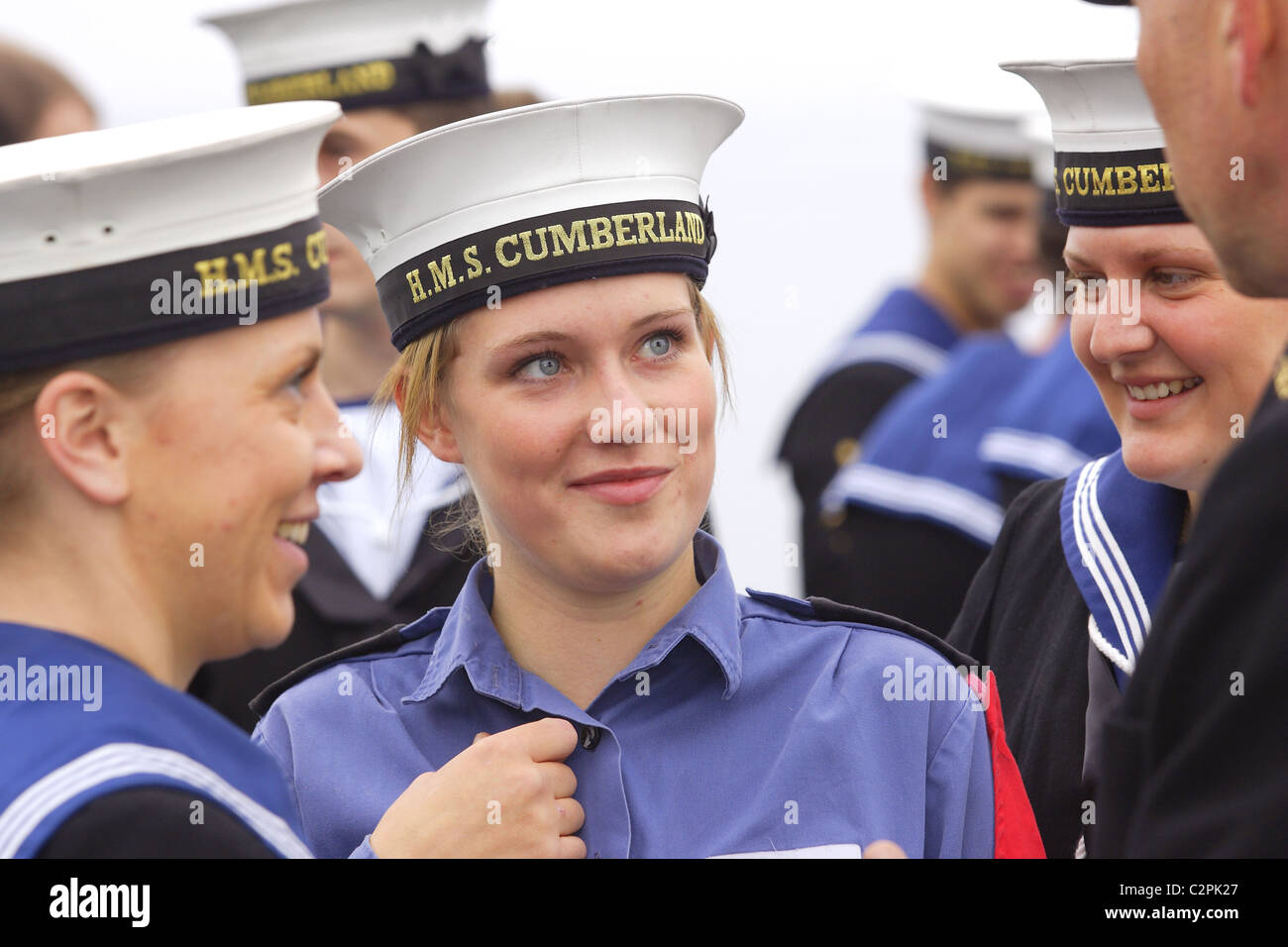 Les roitelets se préparent à venir à terre du HMS Cumberland après qu'il est retourné à Devonport au Royaume-Uni après un déploiement de 7 mois. Banque D'Images