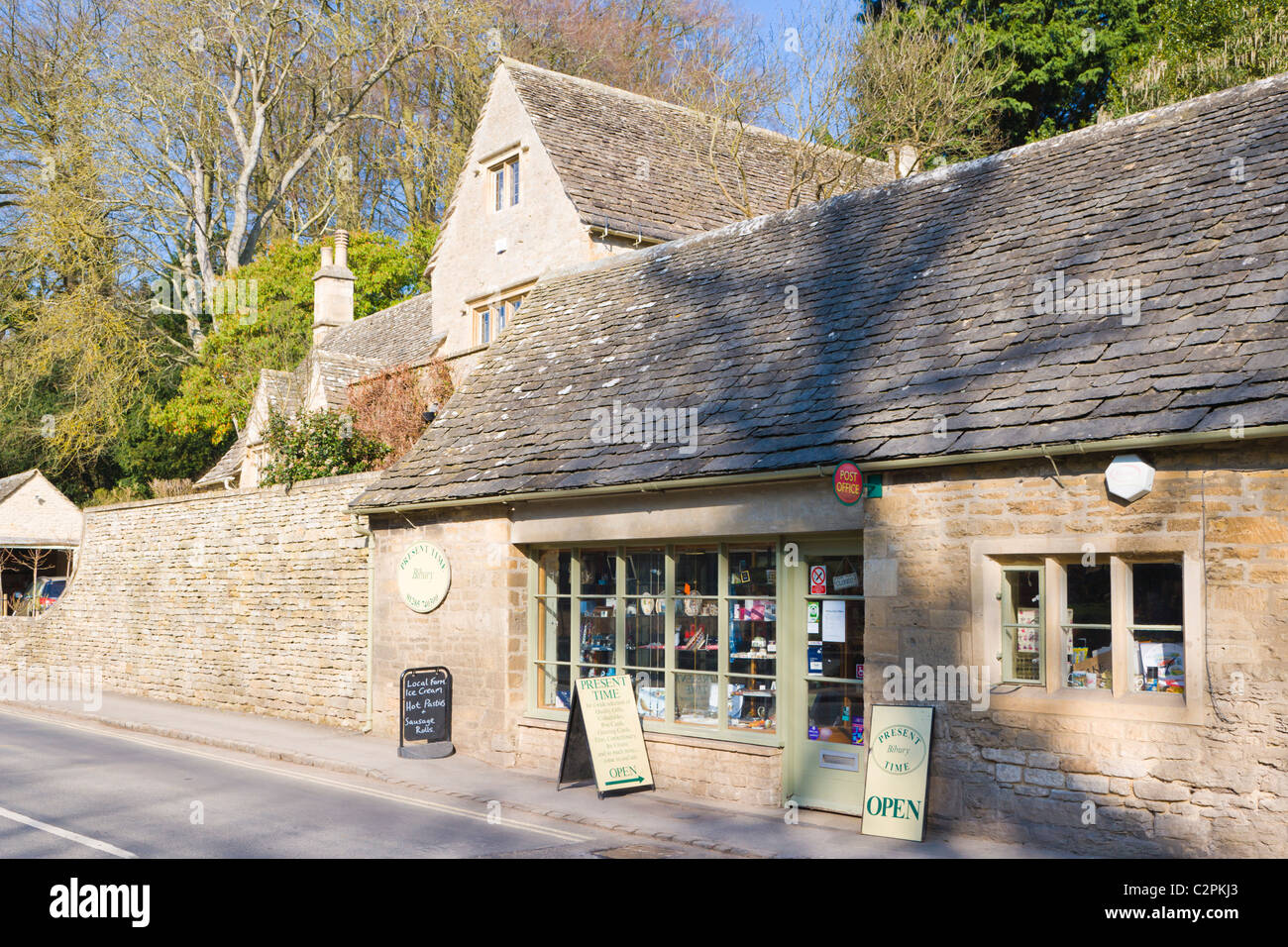 Moment de souvenirs, cottages en pierre de Cotswold, Arlington, Bibury, les Cotswolds, Gloucestershire, England, UK Banque D'Images