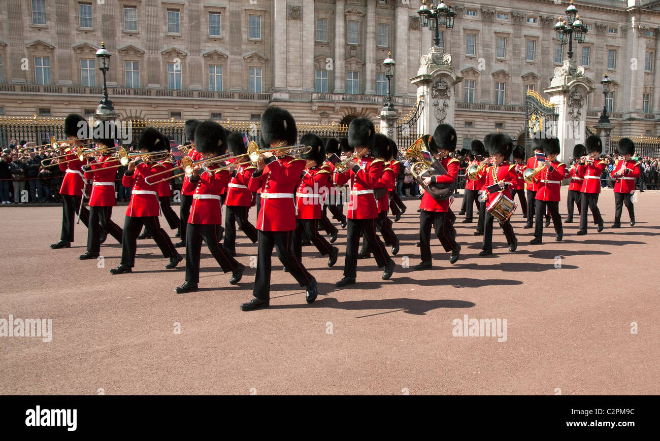 Relève de la garde au Palais de Buckingham à Londres Banque D'Images