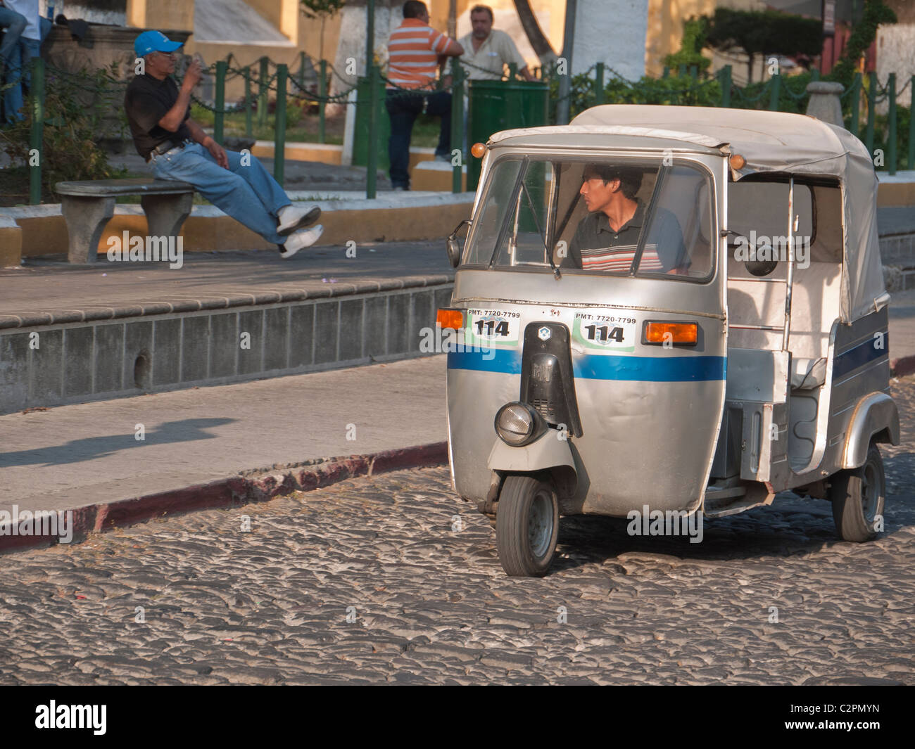 Un trois roues taxi cab connu au Guatemala et dans d'autres pays comme un tut tut durs dans une rue d'Antigua. Banque D'Images