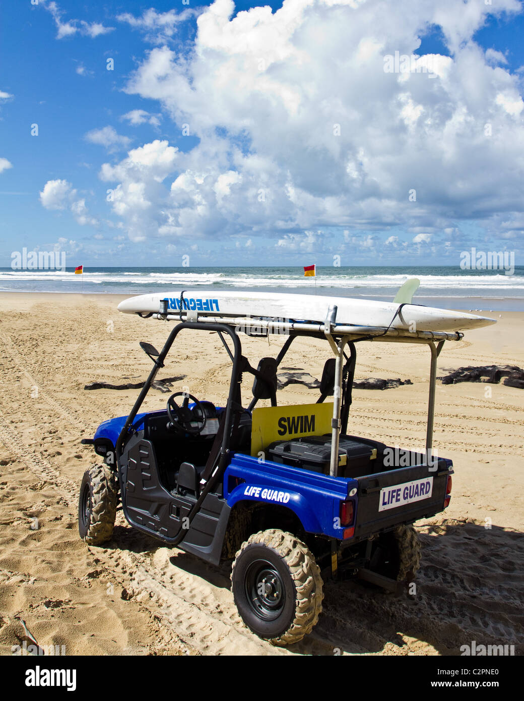 Sauveteur sauvetage véhicule sur plage avec des nuages de tempête Banque D'Images