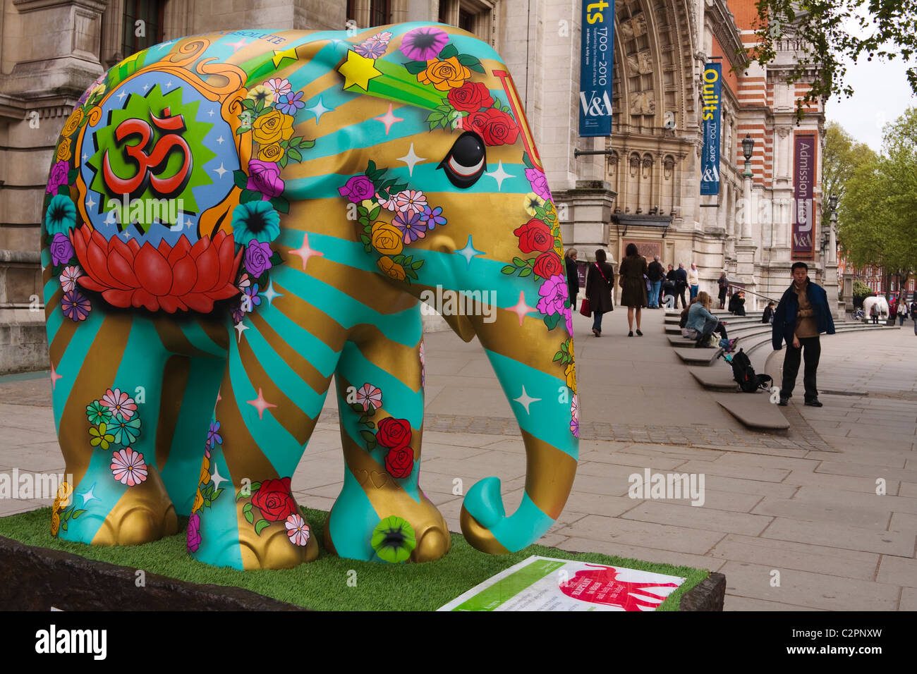 Un éléphant peint de couleurs vives, de la charité de la famille d'éléphants pour sauver les éléphants d'Asie, se trouve à l'extérieur du musée V&A, Londres, 2010 Banque D'Images