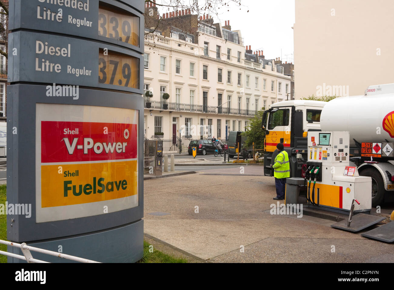 Un chauffeur-livreur Shell ses parcs pétroliers essence après la livraison de l'essence à une station-service Shell, Londres, 2011 Banque D'Images