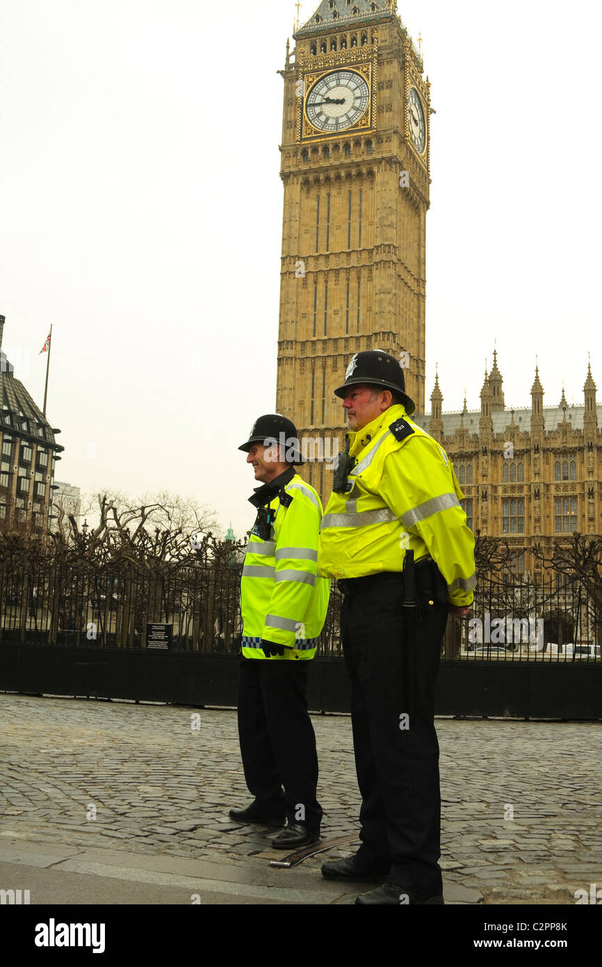 Deux policiers se tiennent à l'extérieur du parlement en les protégeant contre le danger potentiel, Londres, 2011 Banque D'Images