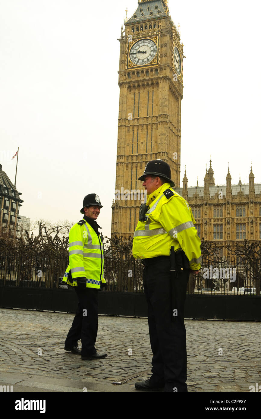 Deux policiers blaguent comme ils se tiennent à l'extérieur du parlement en les protégeant contre le danger potentiel, Londres, 2011 Banque D'Images