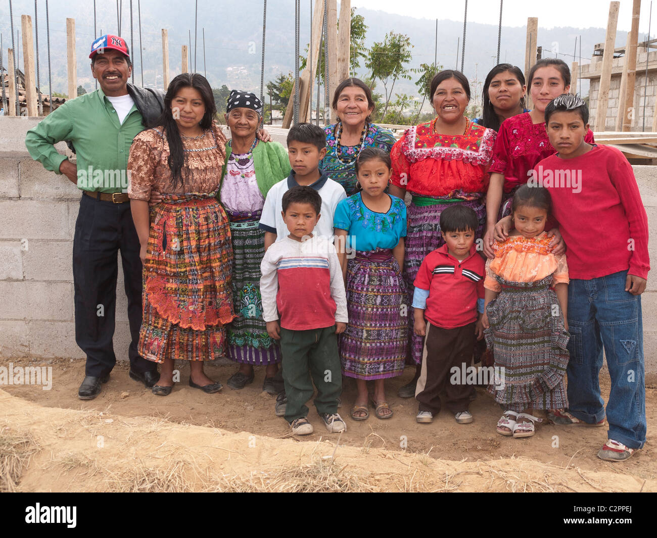 Treize membres de la famille pour qui une maison est construit par les bénévoles d'Habitat pour l'humanité, Village Global, Guatemala Banque D'Images