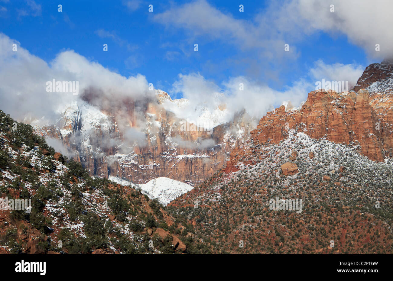 Nuages sur les murs de grès de Sion Canyon après une tempête de neige de printemps Banque D'Images