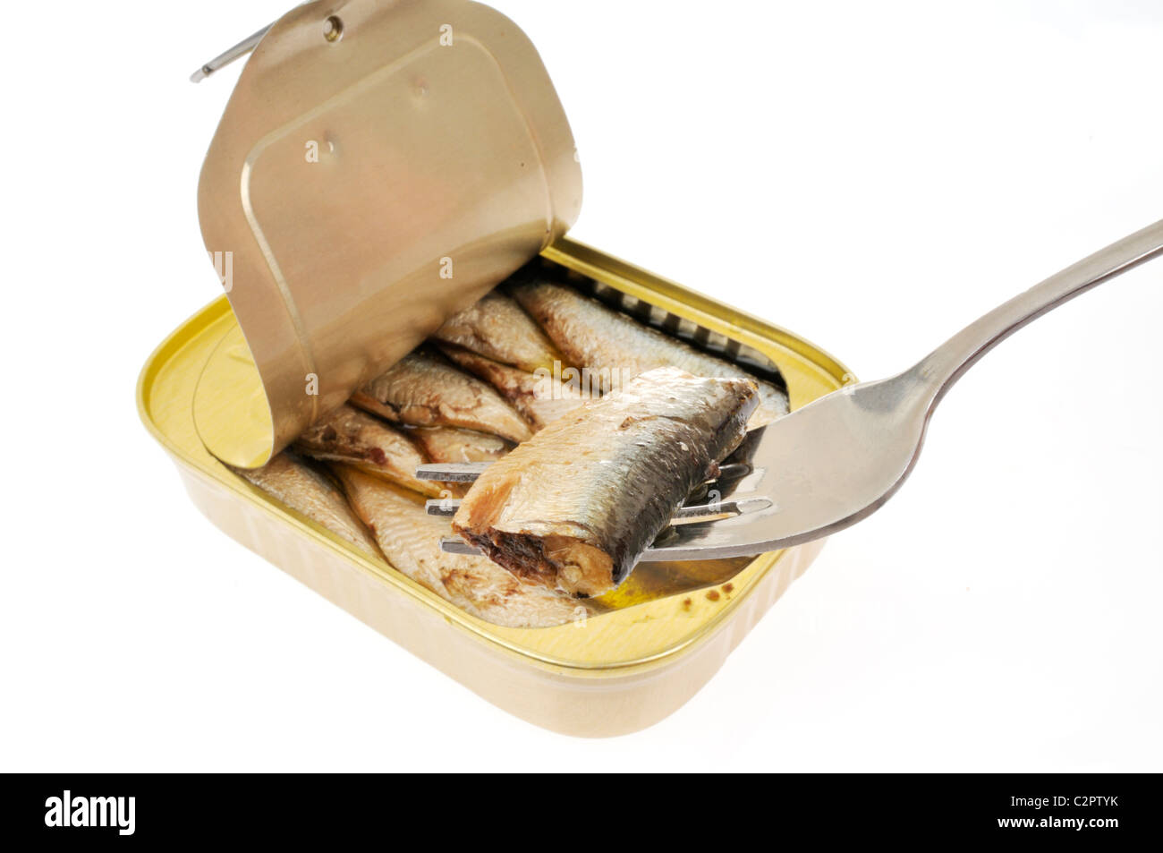 Ouvrir boîte de sardines avec une sardine sur une fourche sur fond blanc. Banque D'Images