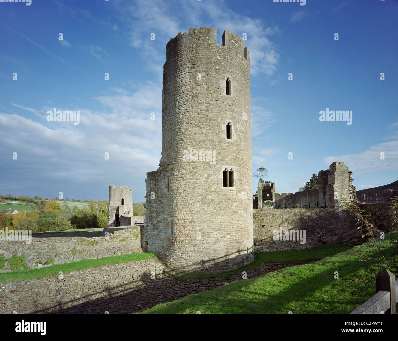 Farleigh Hungerford Castle. Vue générale du mur et des tours montrant gatehouse dans la distance. Banque D'Images