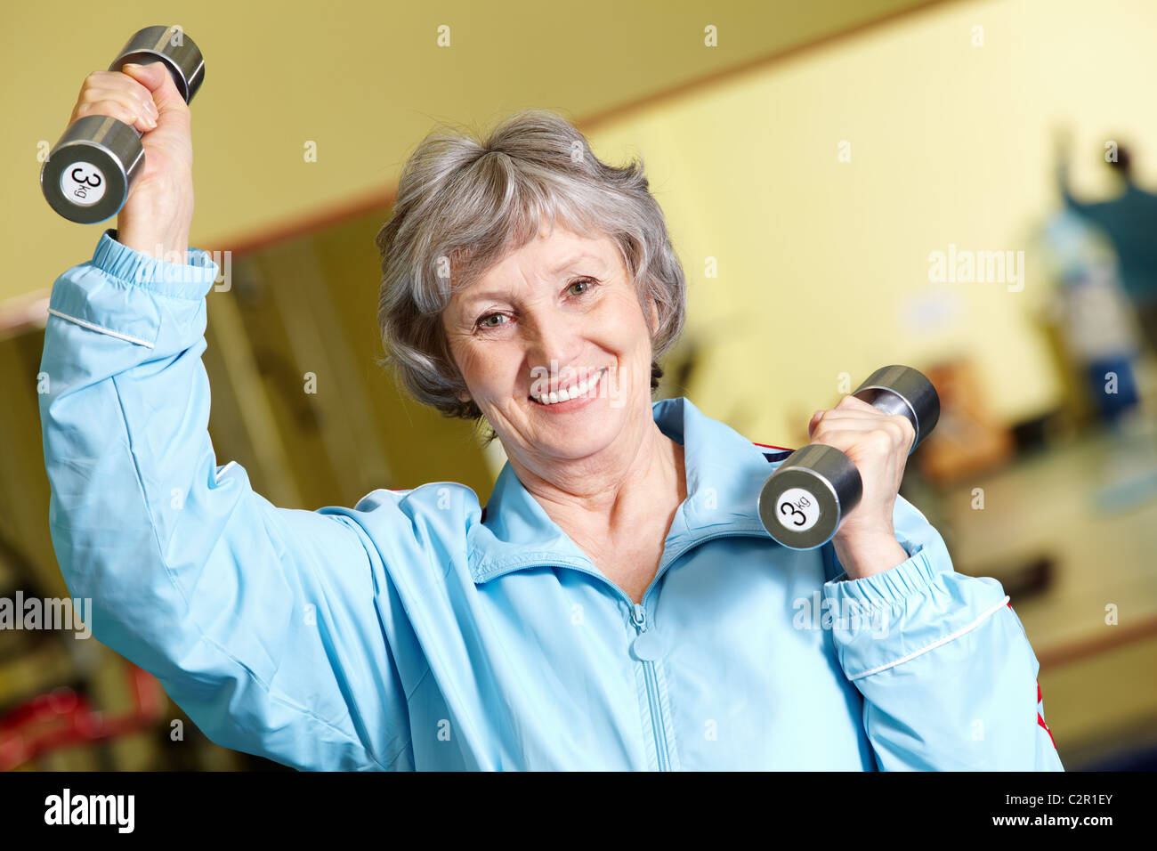 Portrait de femme âgée faisant de l'exercice physique avec des barres Banque D'Images