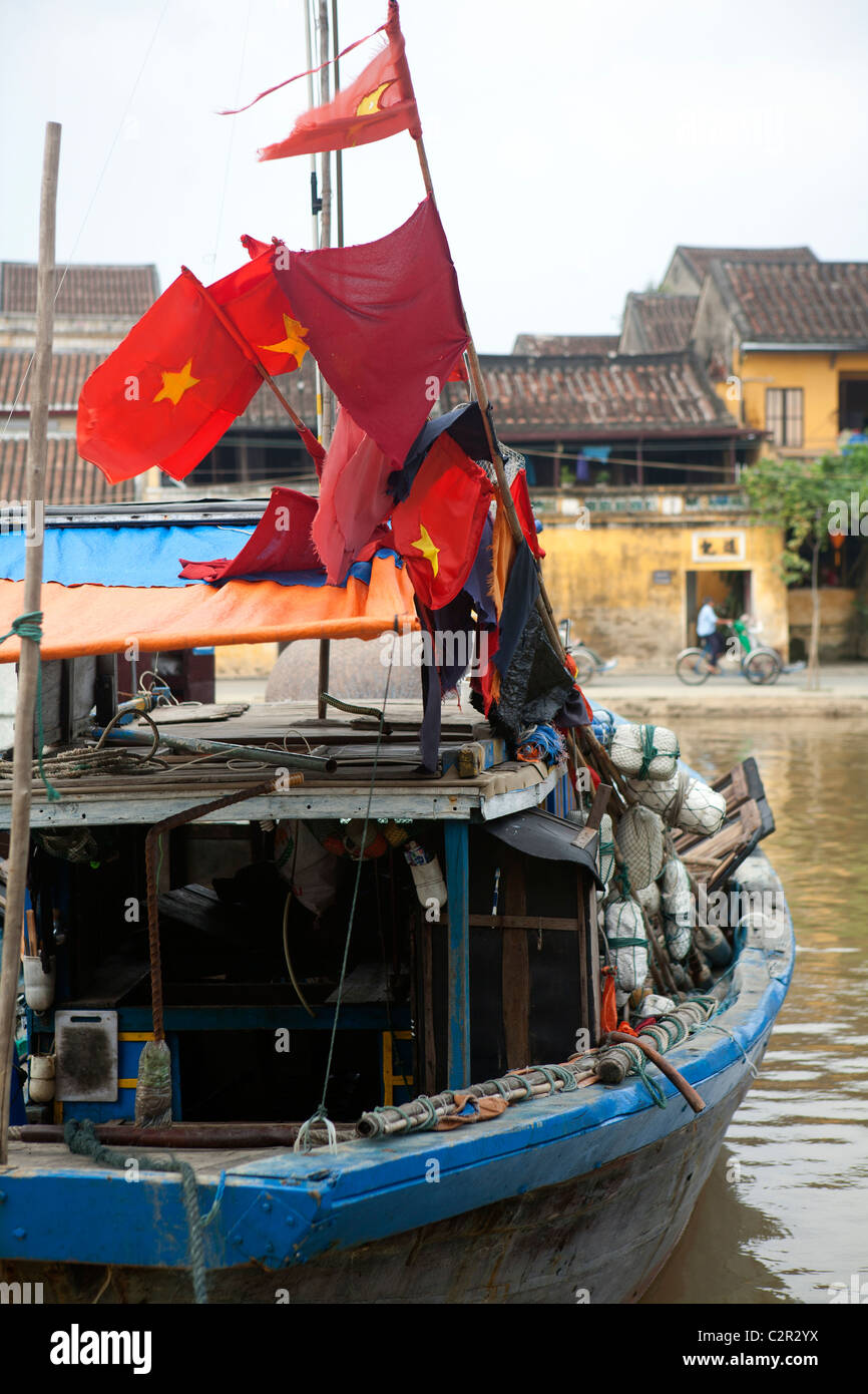 Bateau de pêche amarré dans la rivière Thu Bon à Hoi An, Vietnam Banque D'Images