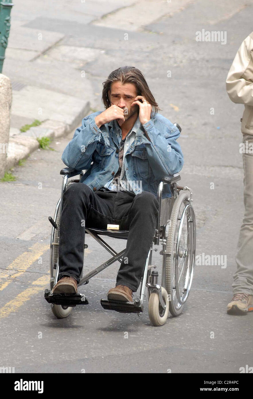 Colin Farrell est assis dans un fauteuil roulant sur le plateau du tournage  de son nouveau film 'Tri' Dublin, Irlande - 20.05.08 Photo Stock - Alamy