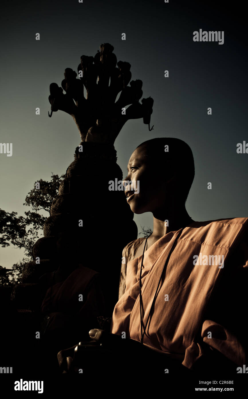 Un jeune moine et une grande sculpture de nong kai sculpture park , Banque D'Images