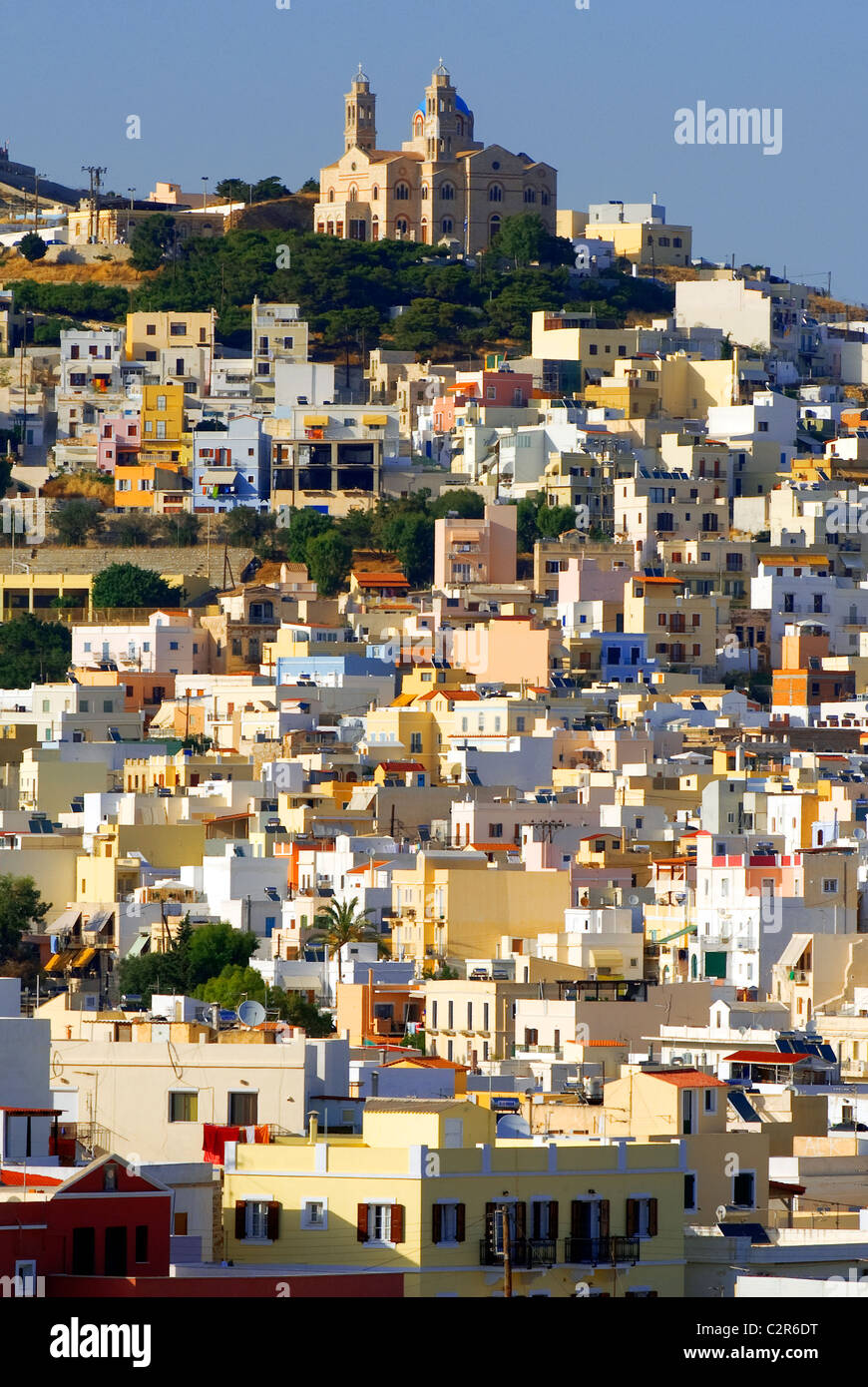 L'église Anastasi en haut de la colline, Vrodado ville d'Ermoupolis, l'île de Syros, Cycaldes, Grèce. Banque D'Images