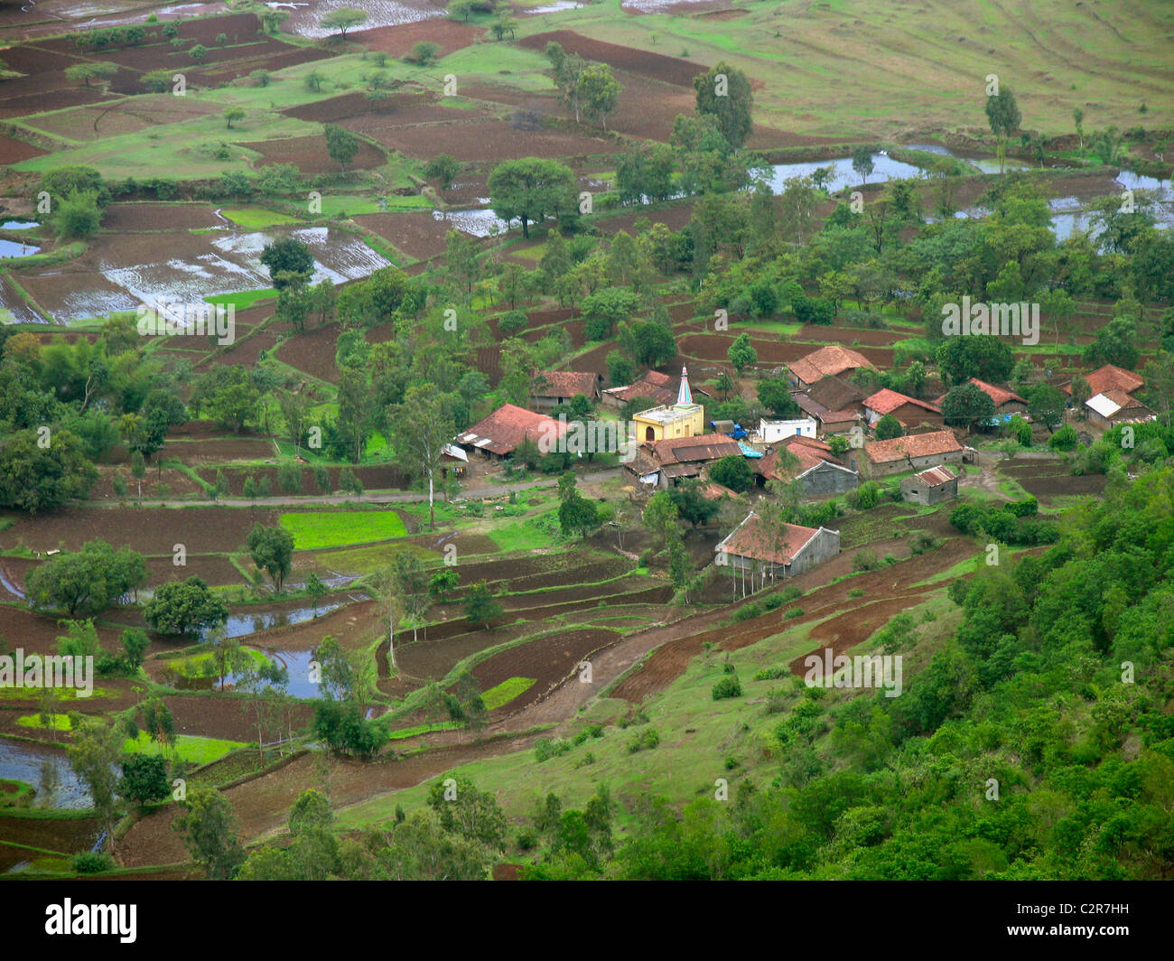 Vue de dessus du village et les terres agricoles d'sinhangad fort. Le Maharashtra, Inde Banque D'Images