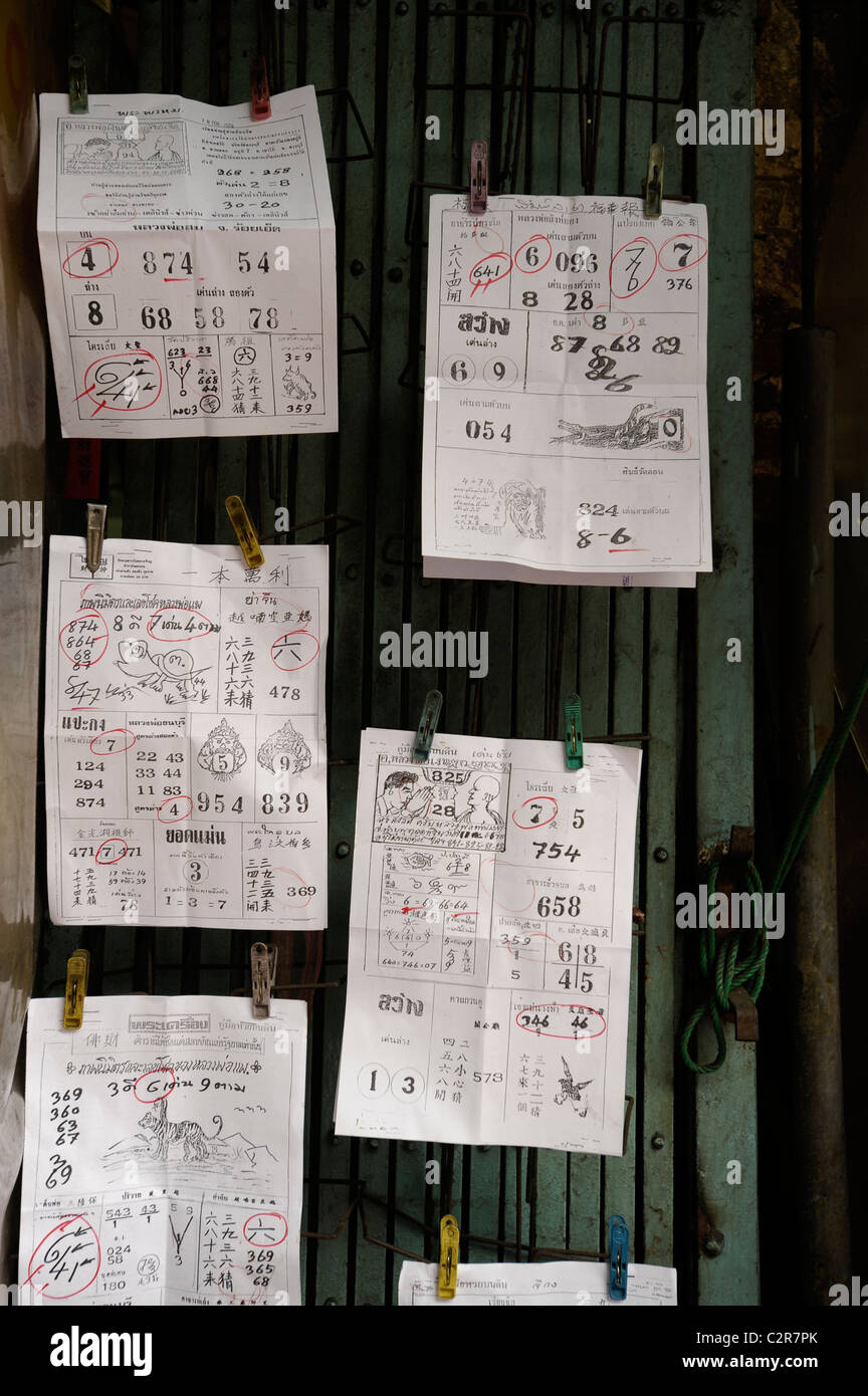 Loto et les combinaisons gagnantes, rue chinois loterie, Chinatown, Bangkok, Thaïlande Banque D'Images
