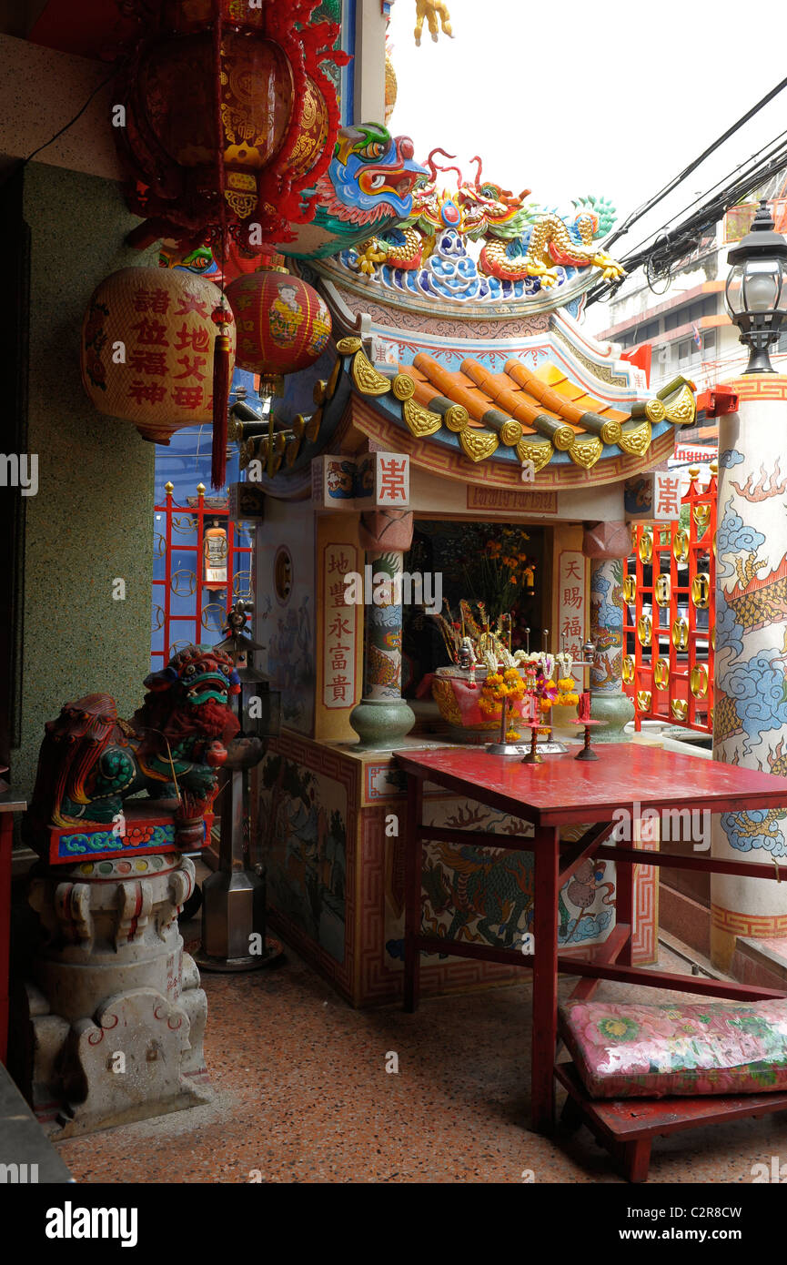 Priant de culte dans la cour de Siang Kong culte, Chinatown, Bangkok, Thaïlande Banque D'Images