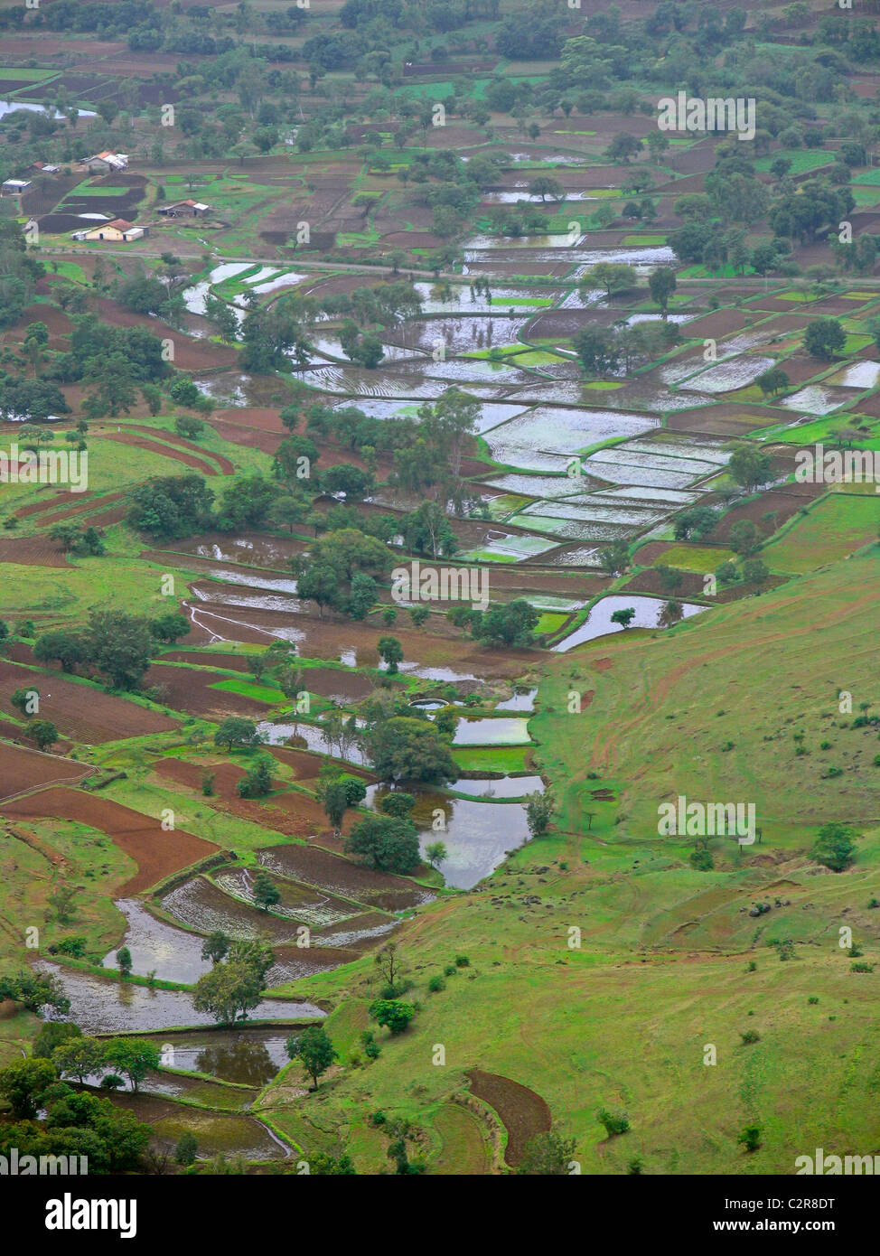 Vue de dessus du village et les terres agricoles d'sinhangad fort. Le Maharashtra, Inde Banque D'Images