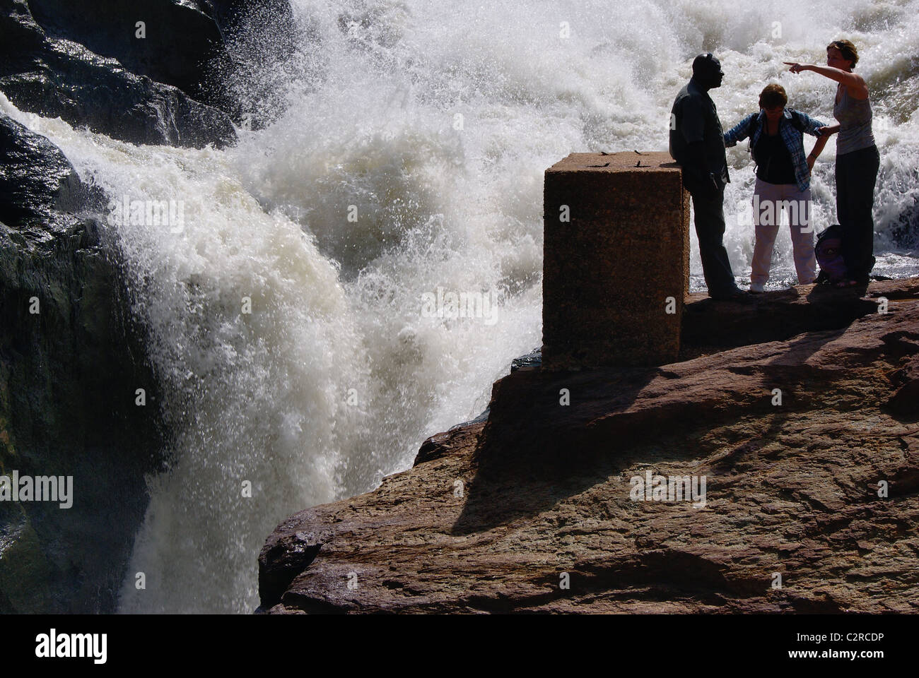 Murchison Falls, de l'Ouganda : les touristes se dressent au-dessus de la gorge de Murchison Falls, l'une des plus puissantes des cataractes dans le monde. Banque D'Images