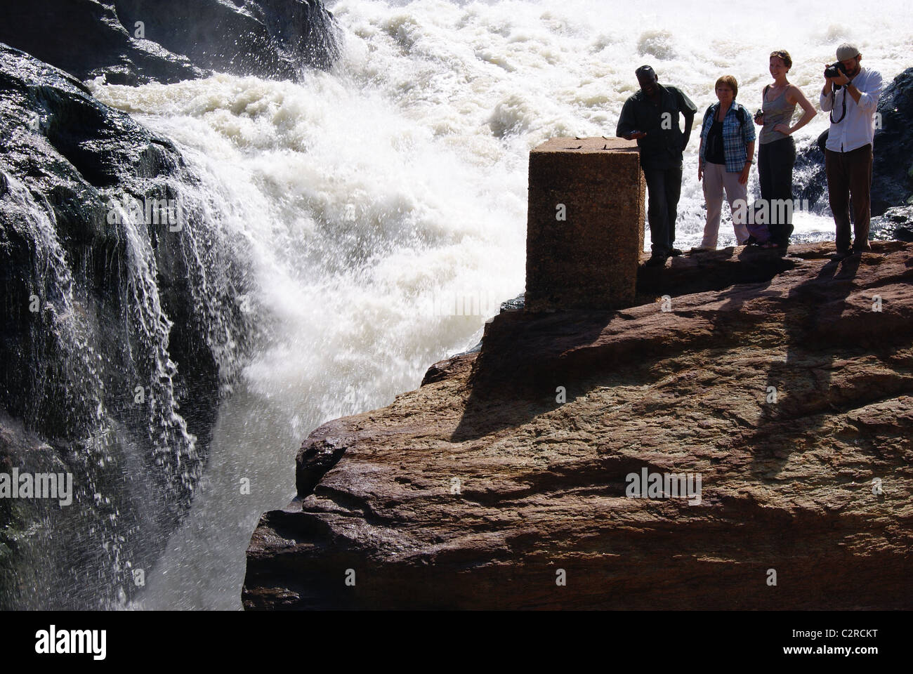 Murchison Falls, de l'Ouganda : les touristes se dressent au-dessus de la gorge de Murchison Falls, l'une des plus puissantes des cataractes dans le monde. Banque D'Images