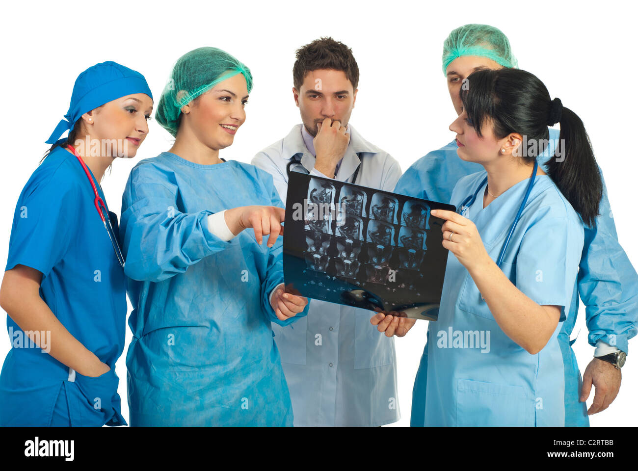 Groupe de différents médecins d'avoir une discussion et la tenue d'un  examen IRM isolé sur fond blanc Photo Stock - Alamy