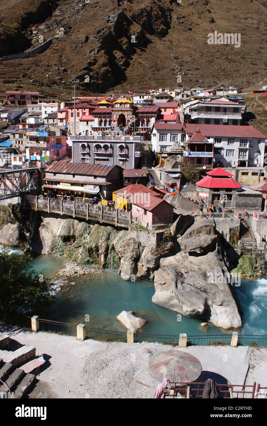 Le Garhwal Himalaya, Inde : une vue sur le Temple de Badrinath prises à partir de l'ensemble du Alakananda, une moitié du sacré du Gange. Banque D'Images